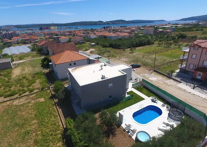 Initium,heated Pool Season *