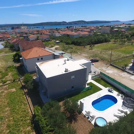 Initium,heated Pool Season *