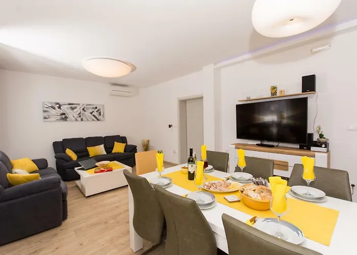 Initium,heated Pool Season * Трогір