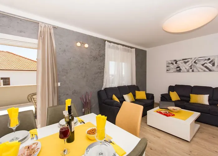 Initium,heated Pool Season * Трогір